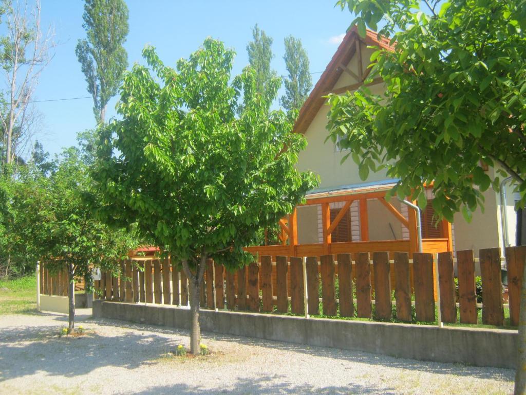 Villa Benaja Swiss Nyaralohaz Keszthely Exterior foto